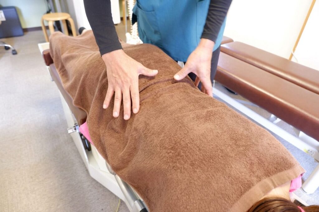 ぎっくり腰の施術、グリーンPCTカイロプラクティック