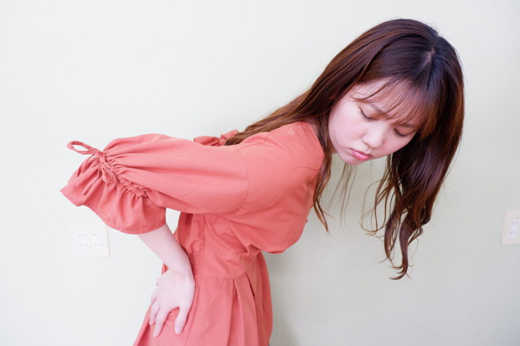 ギックリ腰で悩む女性、ご相談は蒲田の整体グリーンPCTカイロプラクティックへ