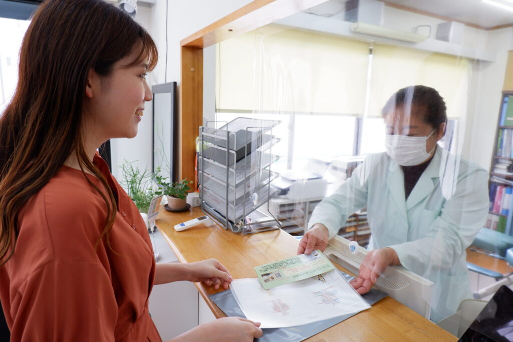 蒲田の整体グリーンPCTカイロプラクティックでお会計している様子
